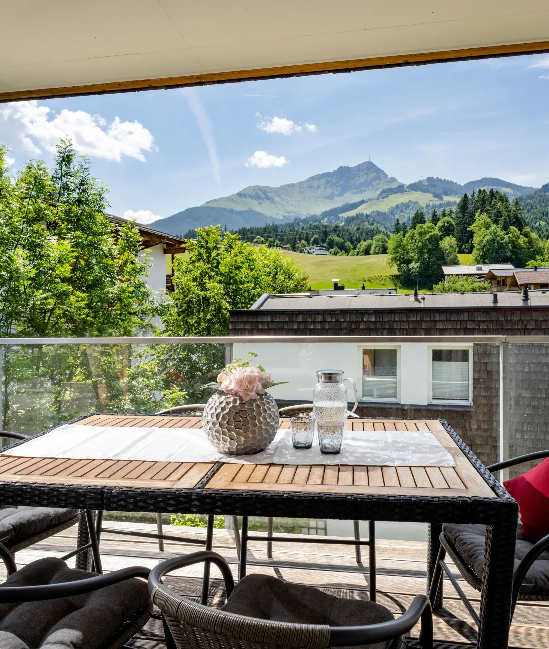 Balkon mit Essplatz und Bergblick im Apartment Top 26