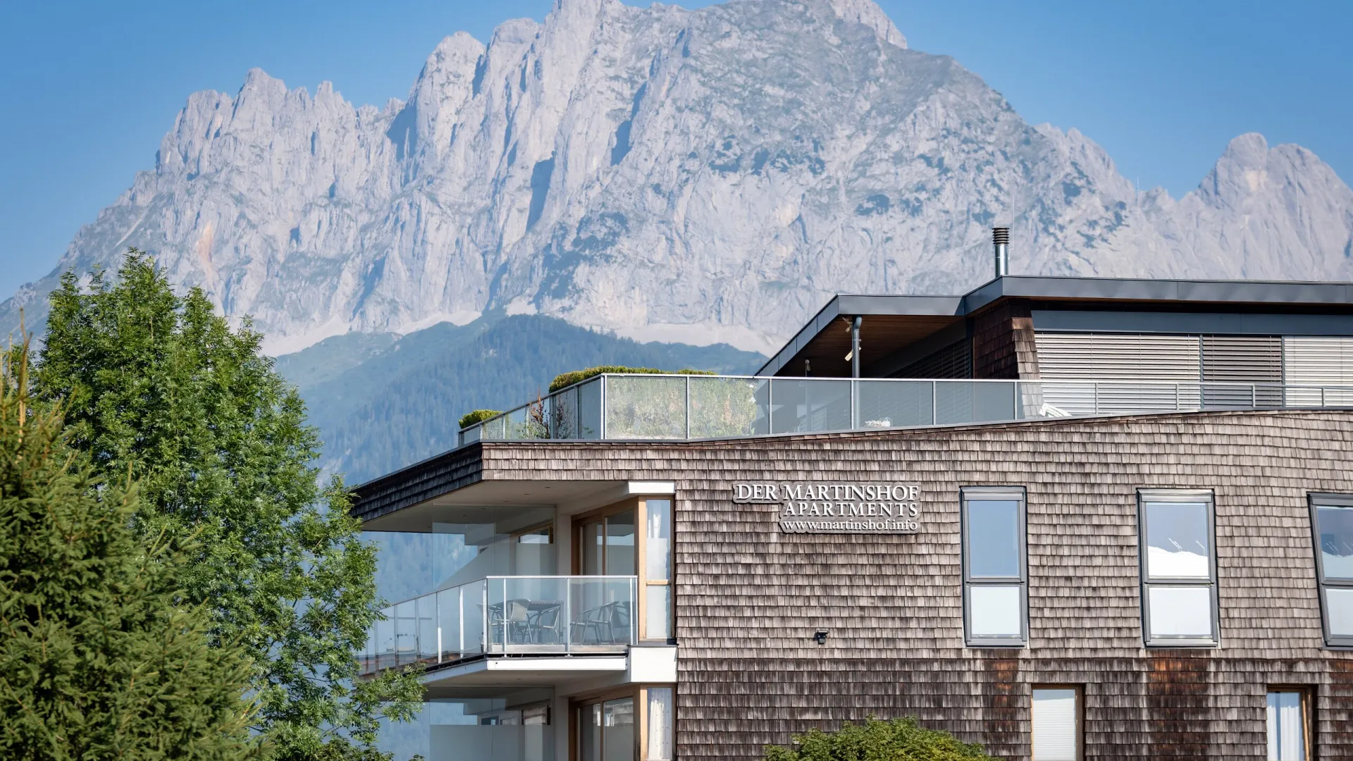 Holzschindelfassade des Apartmenthauses Martinshof vor dem Wilden Kaiser