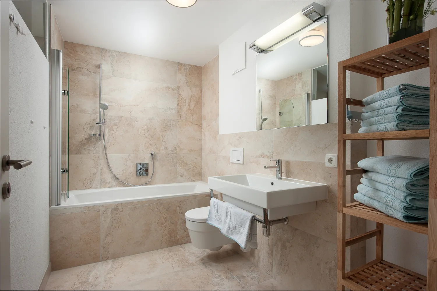Badezimmer mit Badewanne im Apartment mit 3 Schlafzimmern