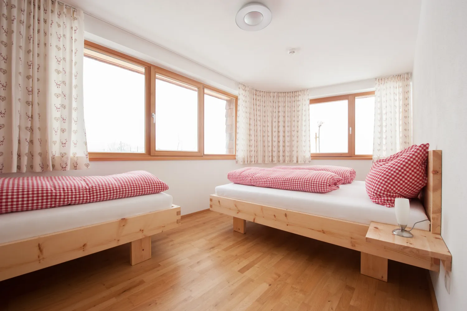 Schlafzimmer mit Doppel- und Einzelbett im Apartment mit 2 Schlafzimmern und Garten