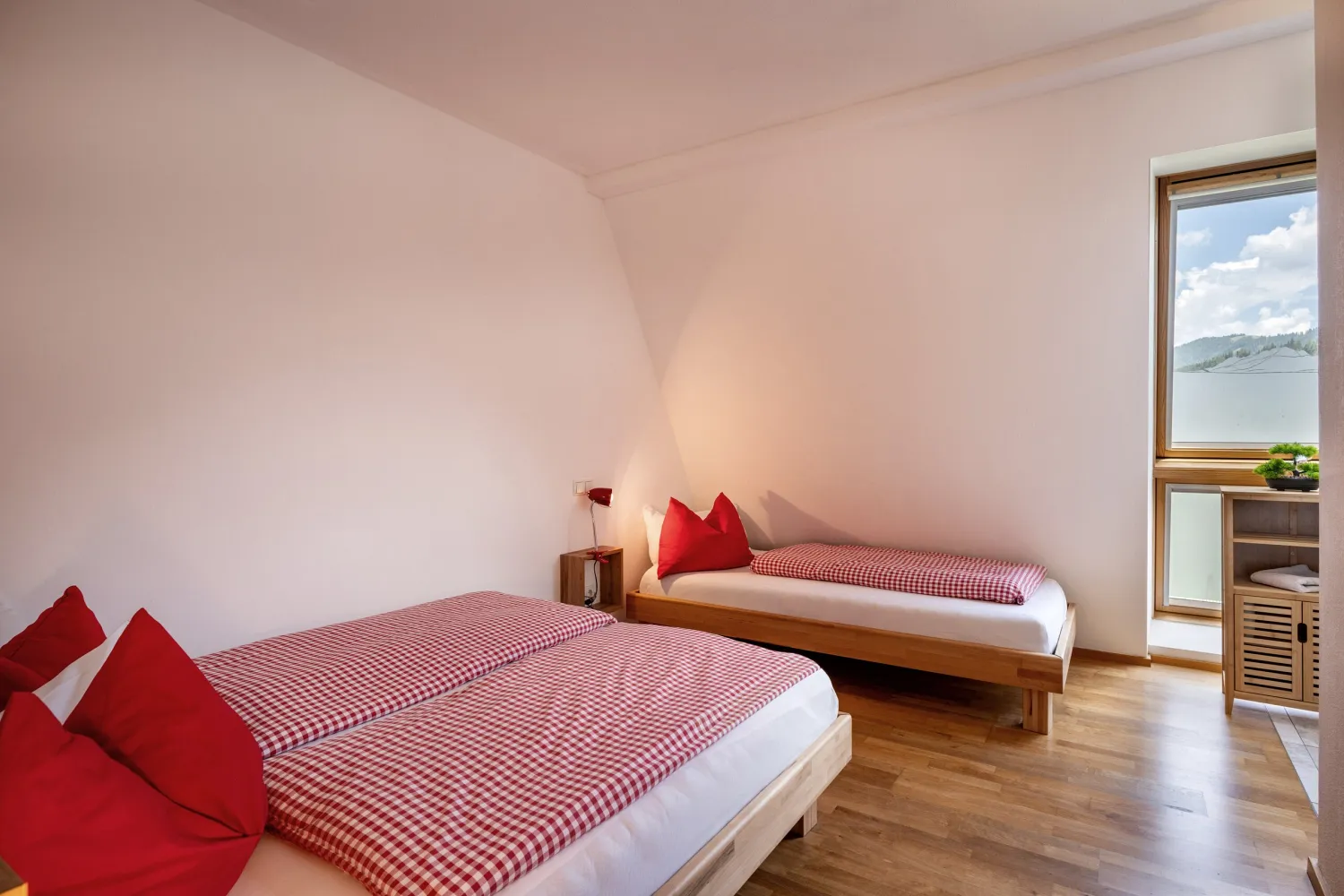 Schlafzimmer mit Doppelbett und Einzelbett im Apartment Top 26