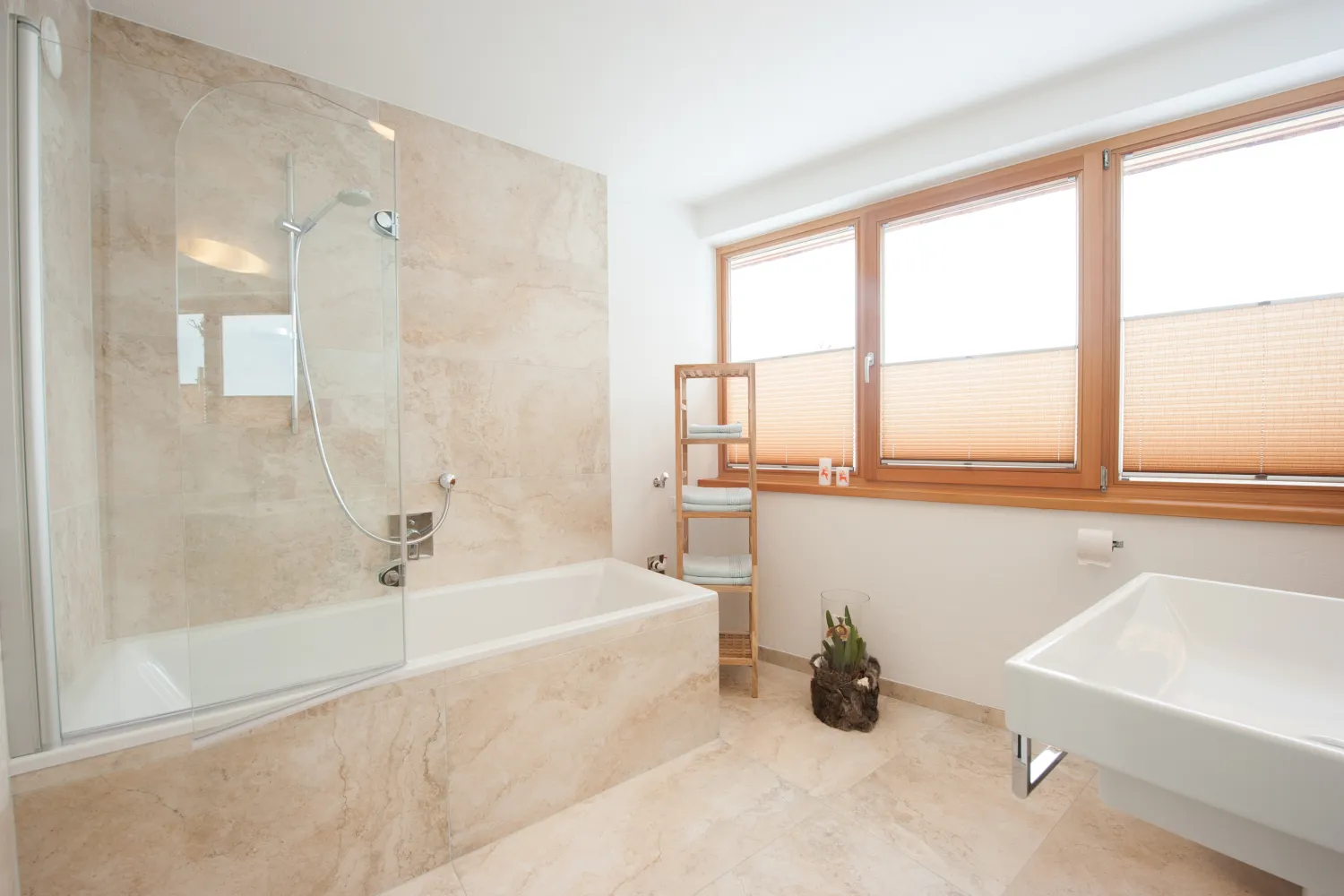 Badezimmer mit Badewanne im Apartment mit 2 Schlafzimmern und Balkon