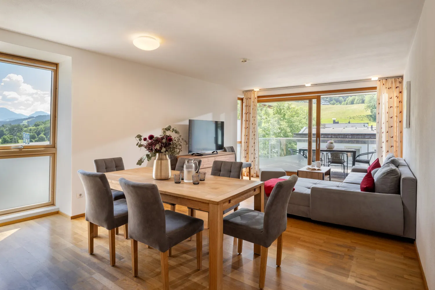 Essplatz und Wohnbereich im Apartment Top 26