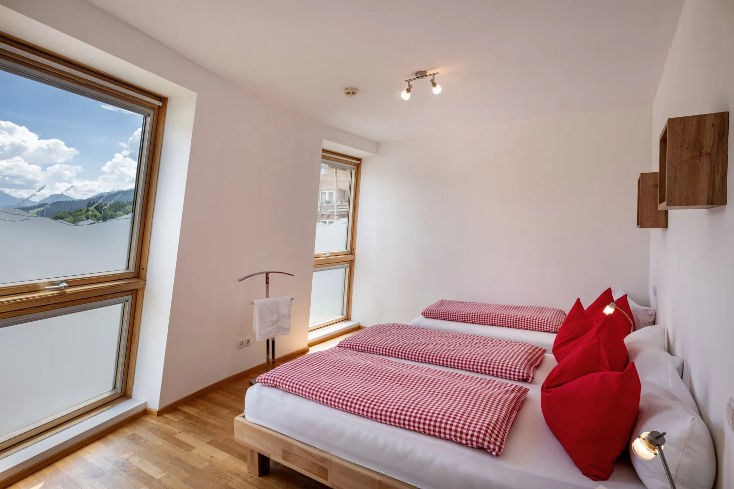 Helles Schlafzimmer mit Holzbetten im Apartment Top 26