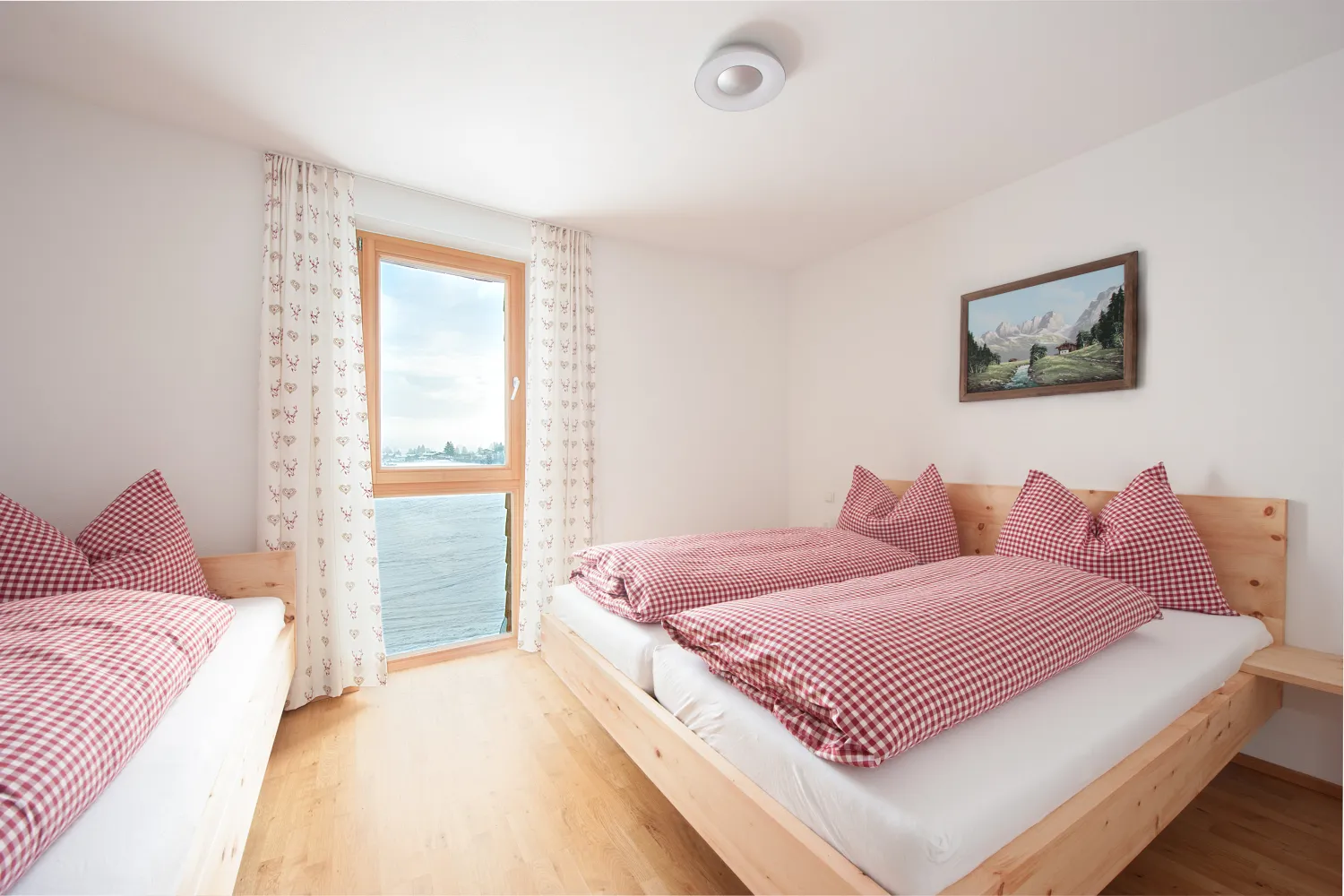 Zweites Schlafzimmer im Apartment mit 2 Schlafzimmern und Balkon
