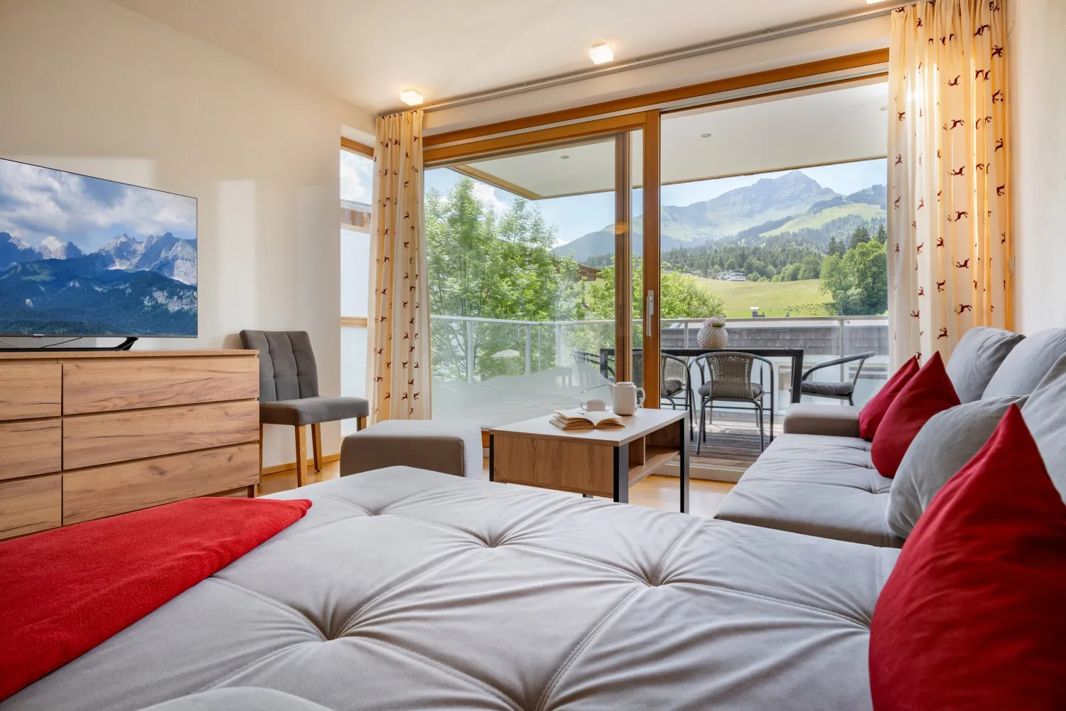 Wohnraum mit Ecksofa und Bergblick im Apartment Top 26