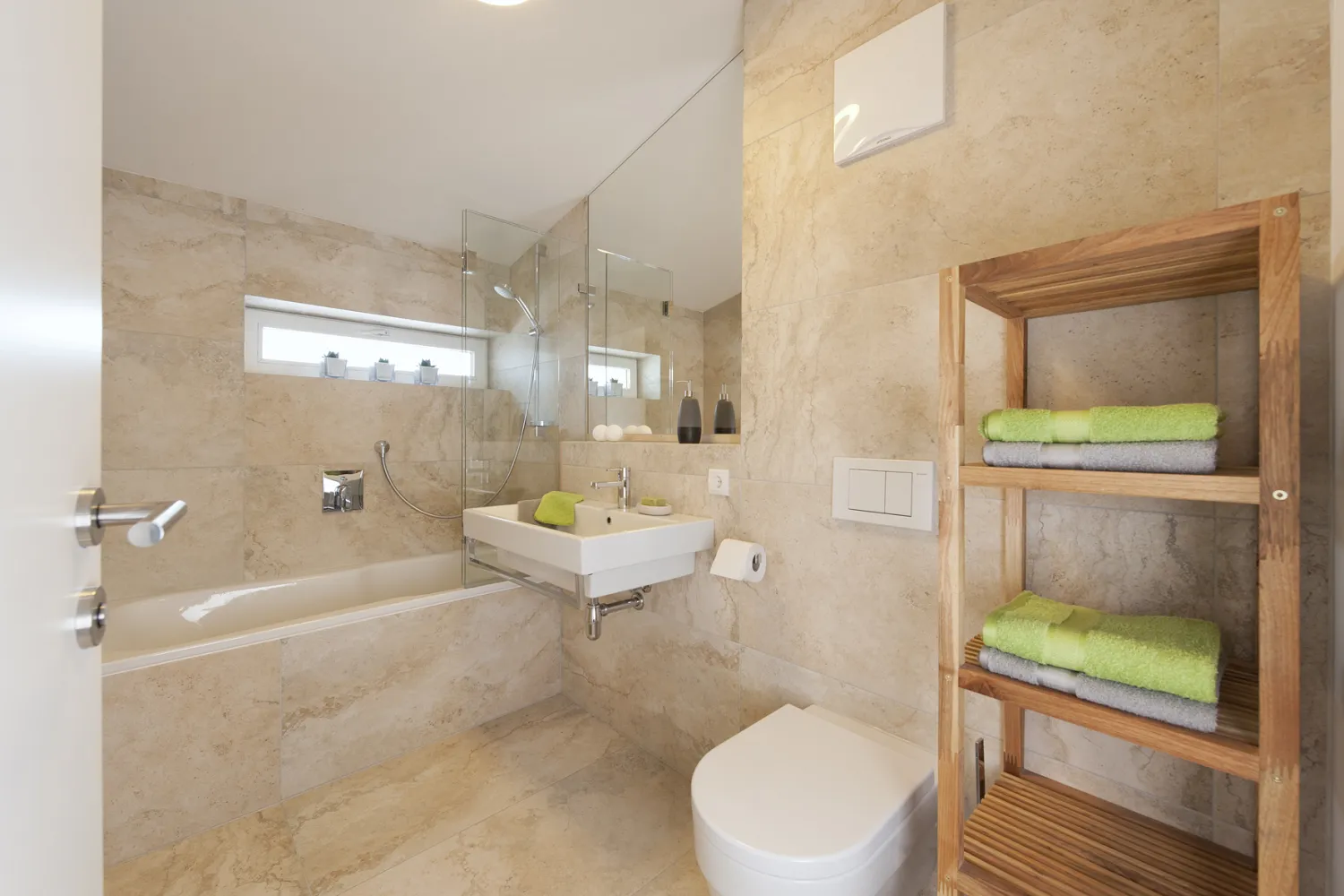 Badezimmer mit Badewanne im Maisonette-Apartment