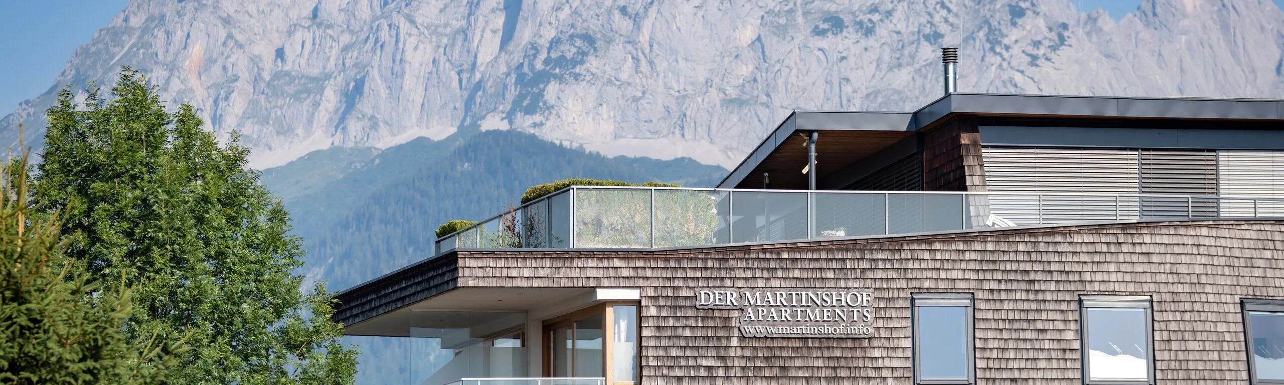 Holzschindelfassade des Apartmenthauses Martinshof vor dem Wilden Kaiser
