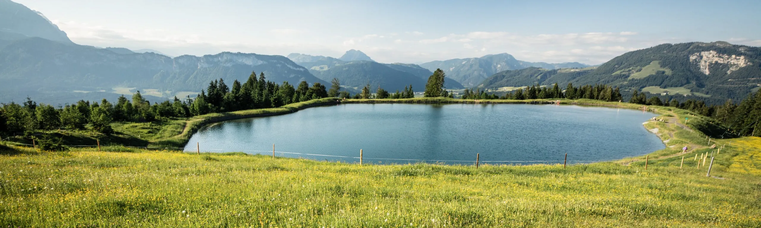 Bergsee mit Almwiese und Bergpanorama in den Kitzbüheler Alpen